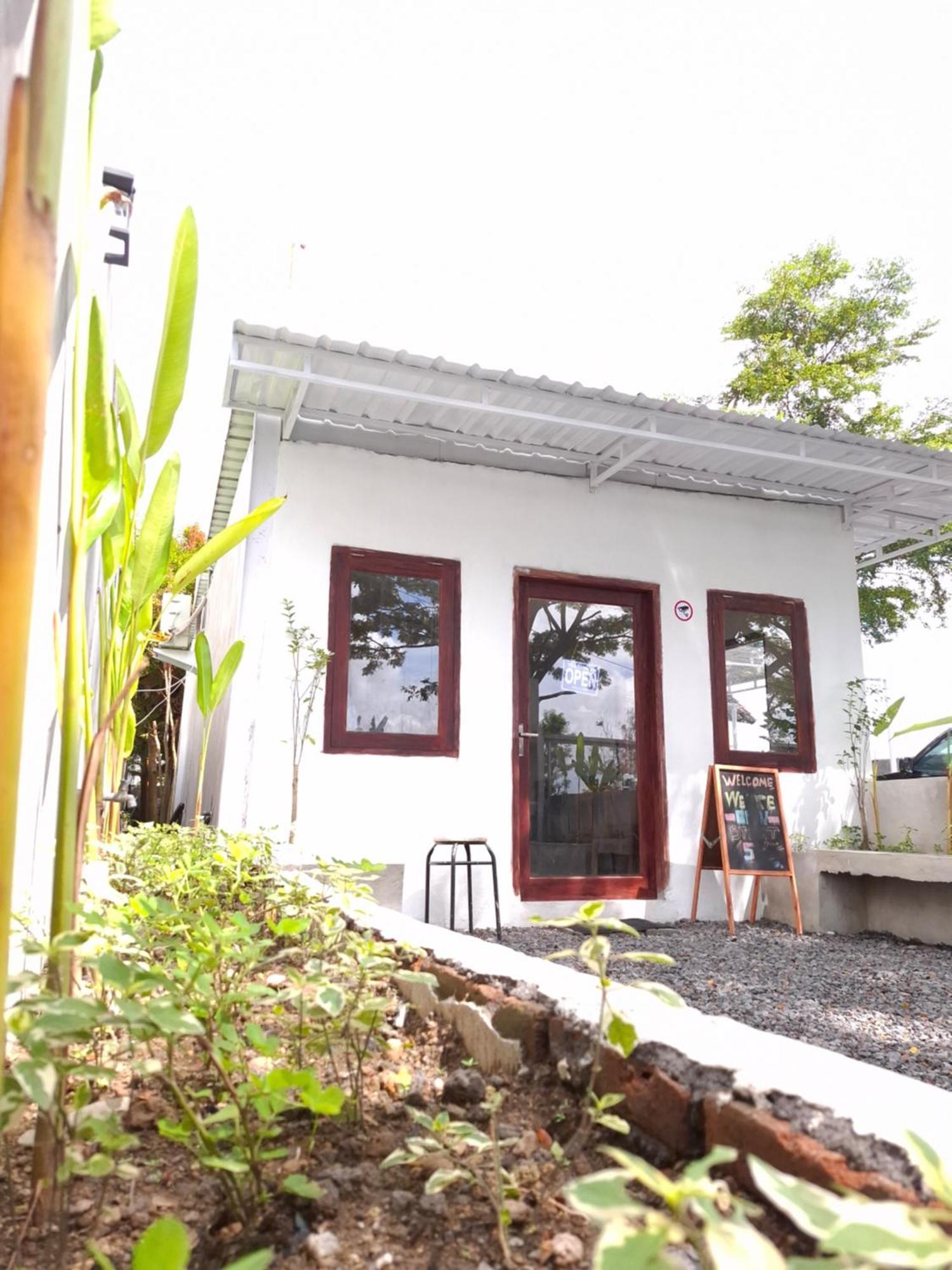 Mayeka Transit Hostel Bandara Internasional Lombok Прайя Экстерьер фото